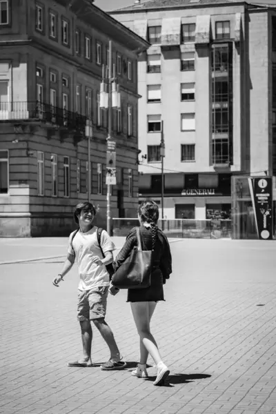 ポンテヴェドラ July 2022 笑顔のカップルは街の中心部にある通りを歩いています — ストック写真