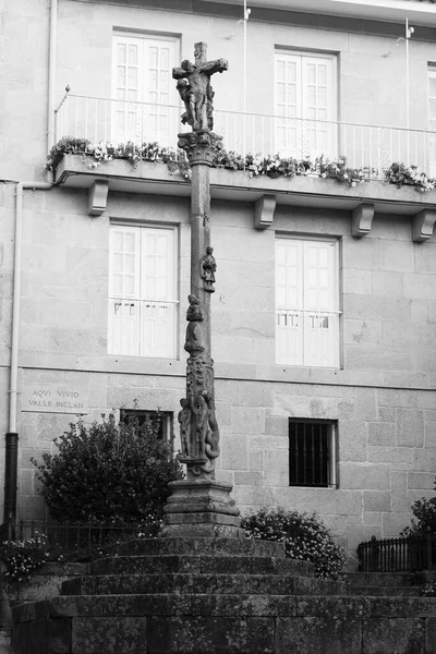 ヴァレ インクランがガリシアのヴェーラ スペイン に住んでいた家の前に クルセイロと呼ばれる典型的な石の十字架 — ストック写真