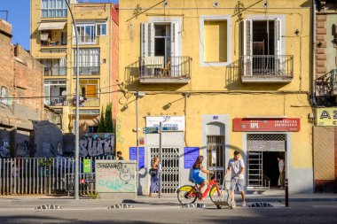 BARCELONA, İspanya - 22 Temmuz 2022: Travessera de Gracia Caddesi 'ndeki mevcut binaların cephelerinin ayrıntıları.