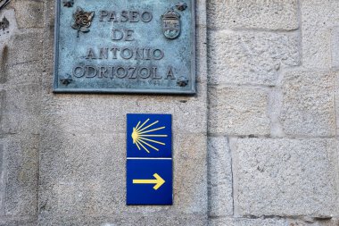 Galiçya 'da Pontevedra köyünün bir caddesinde Camino de Santiago sembolü (İspanya))