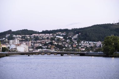 Pontevedra 'daki (İspanya) Lerez Nehri' ni geçen köprülerden birinin görüntüsü)