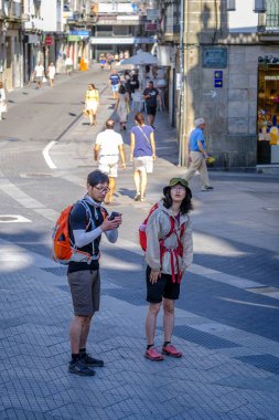 PONTEVEDRA, SPAIN - 6 Ağustos 2022: Asyalı iki hacı, Camino de Santiago yolu boyunca durdular..