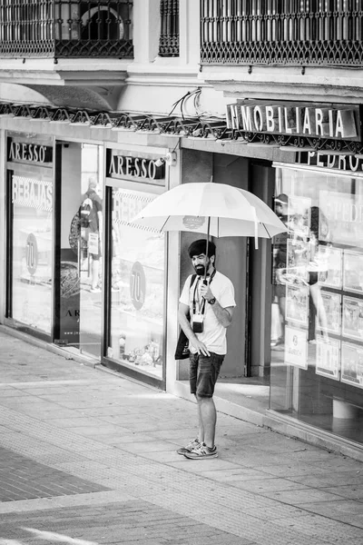 Pontevedra Spain August 2022 町役場の情報サービスの一部である傘を持っている男は 彼の情報サービスを提供するために通りで待っています — ストック写真