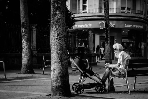 Pontevedra Spain August 2022 大きな白いひげを持つ老人は 子供の椅子の隣のベンチに座っています — ストック写真