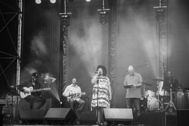 PONTEVEDRA, İspanya - 6 Ağustos 2022: Yaz şenlikleri sırasında bir şehir meydanında kurulan bir Kübalı grup sahne aldı.