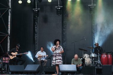 PONTEVEDRA, İspanya - 6 Ağustos 2022: Yaz şenlikleri sırasında bir şehir meydanında kurulan bir Kübalı grup sahne aldı.