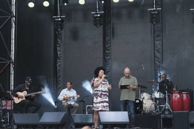 PONTEVEDRA, İspanya - 6 Ağustos 2022: Yaz şenlikleri sırasında bir şehir meydanında kurulan bir Kübalı grup sahne aldı.