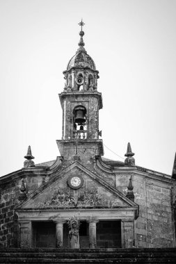 Galiçya 'da (İspanya) en çok ziyaret edilen, Morana belediyesindeki Amil Bölgesi' nde bulunan ve 18. yüzyılda başlayan Amil Mucizeleri Şapeli..