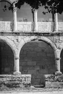 Galiçya 'nın Pontevedra şehrinin (İspanya) dışında yer alan San Benito de Lerez tapınağının manastırı.)