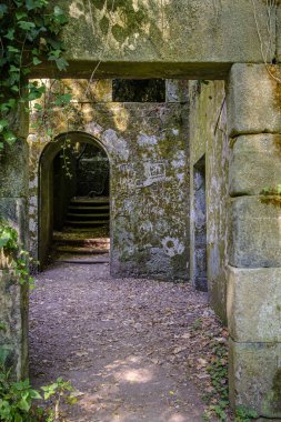 Galiçya 'nın Vilaboa belediyesinde (İspanya) bulunan Ullo tuz yataklarının bulunduğu körfezin yakınındaki terk edilmiş bir inşaatın ayrıntıları)