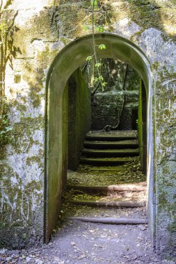 Galiçya 'nın Vilaboa belediyesinde (İspanya) bulunan Ullo tuz yataklarının bulunduğu körfezin yakınındaki terk edilmiş bir inşaatın ayrıntıları)