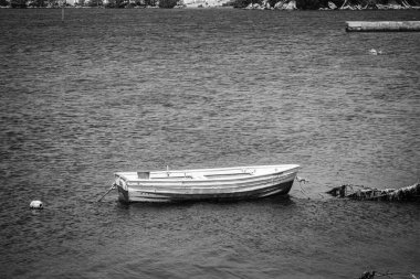 PONTEVEDRA, SPAIN - 9 AĞUSTOS 2022: Galiçya 'daki küçük Arcade köyünde (İspanya) Vigo halicerindeki balıkçı iskelesinin yanında demirli küçük zanaatkar balıkçı teknesi)