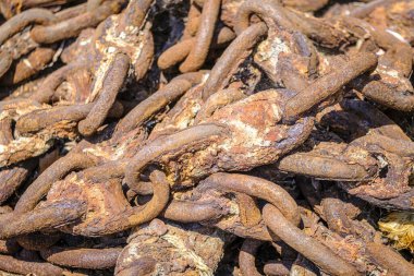 Eski çapalara ait paslı zincirler, Galiçya 'daki küçük bir köy olan Arcade' de (İspanya) Vigo nehrinde bulunan zanaatkar balıkçı iskelesine bırakılmıştır.)