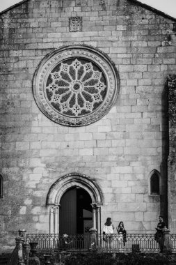 PONTEVEDRA, İspanya - 10 Ağustos 2022: Şehir merkezindeki gotik tarz San Francisco kilisesinin gül penceresi.