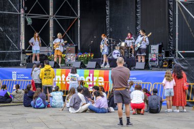 PONTEVEDRA, SPAIN - 10 AĞUSTOS 2022: Ginebras grubunun provaları, ücretsiz giriş, şehir meydanında, yaz şenliklerinde.