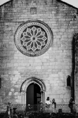 PONTEVEDRA, İspanya - 10 Ağustos 2022: Şehir merkezindeki gotik tarz San Francisco kilisesinin gül penceresi.