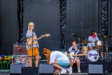 PONTEVEDRA, SPAIN - 10 AĞUSTOS 2022: Ginebras grubunun provaları, ücretsiz giriş, şehir meydanında, yaz şenliklerinde.