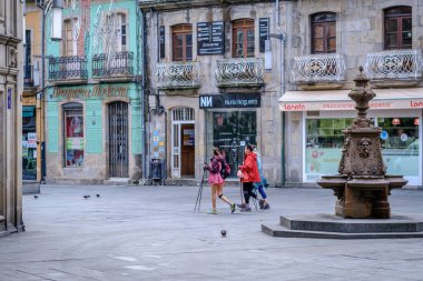 PONTEVEDRA, SPAIN - 11 Ağustos 2022: Camino de Santiago 'yu gezen hacılar, şehrin yaya caddelerinden birinden geçtiler..