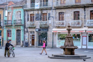 PONTEVEDRA, SPAIN - 11 Ağustos 2022: Camino de Santiago 'yu gezen hacılar, şehrin yaya caddelerinden birinden geçtiler..