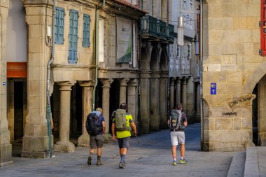 PONTEVEDRA, SPAIN - 11 Ağustos 2022: Camino de Santiago 'yu gezen hacılar, şehrin yaya caddelerinden birinden geçtiler..