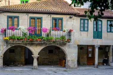Granit taşların çoğunlukla kullanıldığı eski Pontevedra (İspanya) kentinin tipik mimarisinin ayrıntıları.