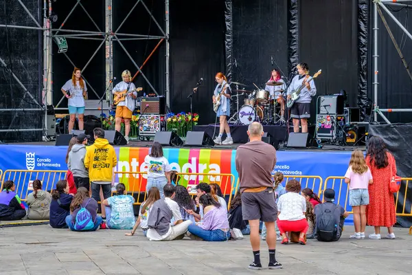 PONTEVEDRA, SPAIN - 10 AĞUSTOS 2022: Ginebras grubunun provaları, ücretsiz giriş, şehir meydanında, yaz şenliklerinde.