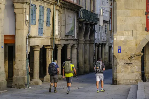 PONTEVEDRA, SPAIN - 11 Ağustos 2022: Camino de Santiago 'yu gezen hacılar, şehrin yaya caddelerinden birinden geçtiler..