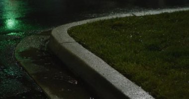 Geceleri yağmurda otoparkta araba..