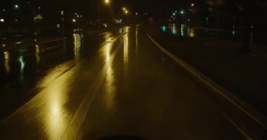Yağmurda gece yolda giden arabalar.. 
