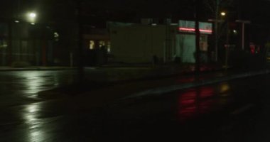 Yağmurda gece yolda giden arabalar.. 
