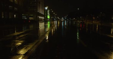Yağmurda gece yolda giden arabalar.. 