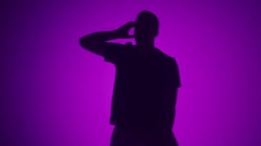 Renk değiştiren arka planda şarkı söyleyen bir rap sanatçısının orta boy görüntüsü. 4k yüksek çözünürlüklü görüntü. 