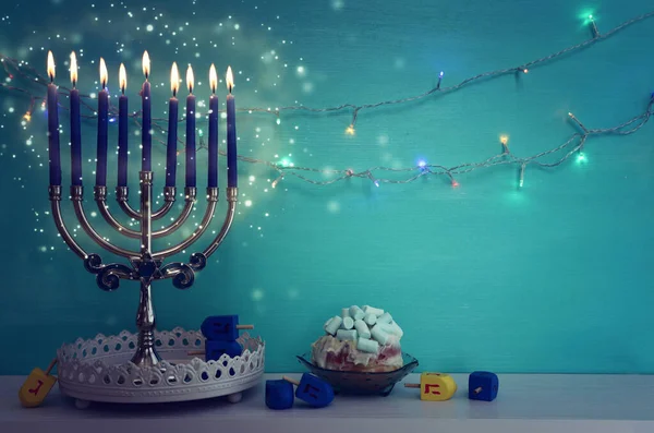 ユダヤ人の休日の画像Menorah 伝統的な燭台 ドーナツとキャンドルのハヌカの背景 文字で上を回転させるということはここで大きな奇跡が起こりました — ストック写真