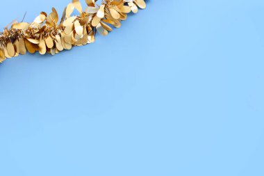 Mavi arka planda altın zincirli çelenk. Geleneksel Yahudi sukkot bayram dekorasyonu