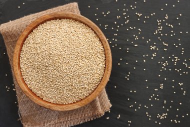 Masadaki ahşap tabakta kinoanın üst görünümü