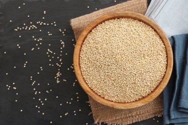 Masadaki ahşap tabakta kinoanın üst görünümü