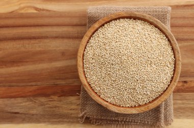 Masadaki ahşap tabakta kinoanın üst görünümü