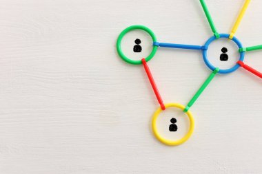 Birlik ve takım çalışması imajını kavra. Güç ve ortaklığın sembolü olarak birbirine bağlı insanlar simgeleri