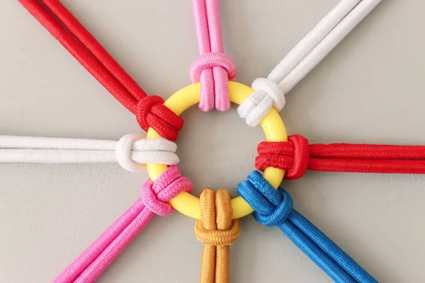 团结和团队精神的概念形象 绳子绑在一起 作为力量和伙伴关系的象征 — 图库照片