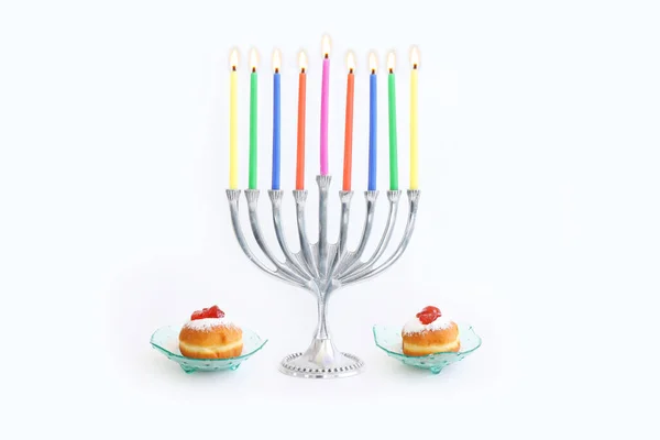 Menora Geleneksel Şamdanlı Donut Mumlarla Beyaz Arka Planda Yahudi Bayramı — Stok fotoğraf