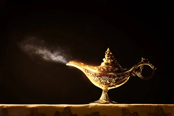 Mágikus Titokzatos Aladdin Lámpa Glitter Kép Szikra Füst Alatt Fekete — Stock Fotó