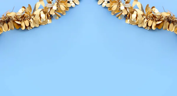Гирлянда Золотой Цепи Синем Фоне Традиционное Еврейское Украшение Праздника Суккот — стоковое фото
