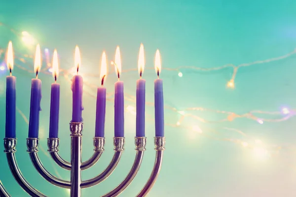 ユダヤ教の休日のイメージメノラ 伝統的なキャンドルラブラ とガーランドグリッターライトを背景にキャンドル — ストック写真