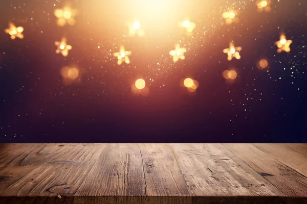 Leere Holztische Vor Weihnachtlichen Lichterketten Bereit Für Produktpräsentation — Stockfoto