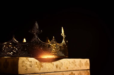 Tahta masanın üzerinde güzel bir kraliçe ya da kral tacı resmi. Eski model filtrelenmiş. fantezi ortaçağ dönemi