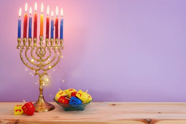 Menorah (geleneksel şamdan) ve mumlarla Yahudi bayramı Hanuka arkaplanının dini görüntüsü