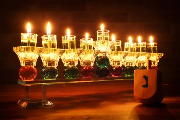 ユダヤ人の休日のイメージ水晶Menorah 伝統的な燭台 とオイルキャンドルとハヌカの背景 — ストック写真