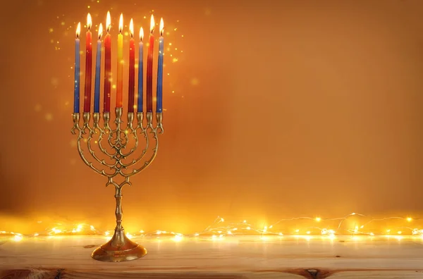 ユダヤ教の休日のイメージメノラ 伝統的なキャンドルラブラ とガーランドグリッターライトを背景にキャンドル — ストック写真