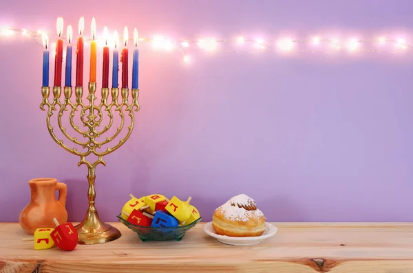 ユダヤ教の休日のイメージMenorah 伝統的な燭台 ドーナツとキャンドルとハヌカの背景 — ストック写真
