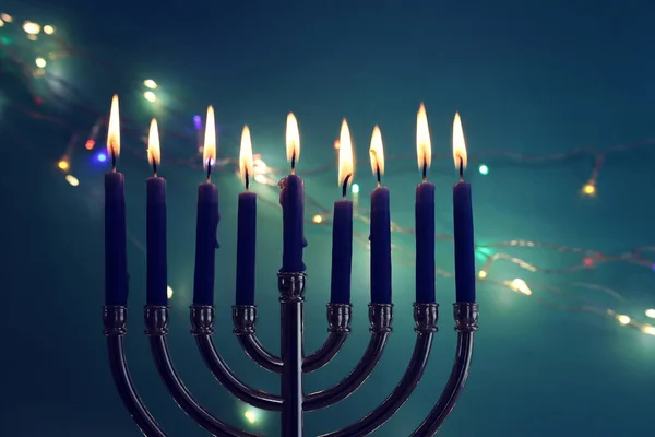 Obraz Żydowskiego Święta Chanuka Menorą Tradycyjne Świeczniki Świece Nad Girlanda — Zdjęcie stockowe
